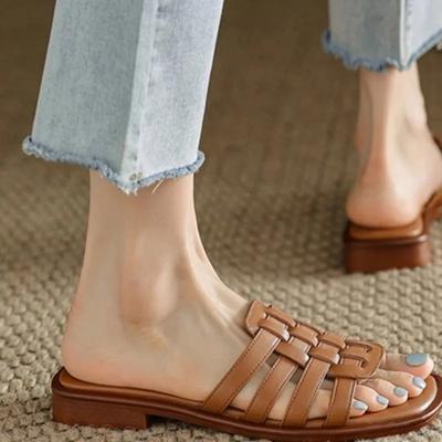 Modne Damskie Buty na Wyprzedaży 2024 Nowe Damskie Kapcie Outdoor Kwadratowy Nosek Jednolite Odkryte Palce Kwadratowe Obcasy Wydrążone Letnie Plażowe Kapcie Damskie