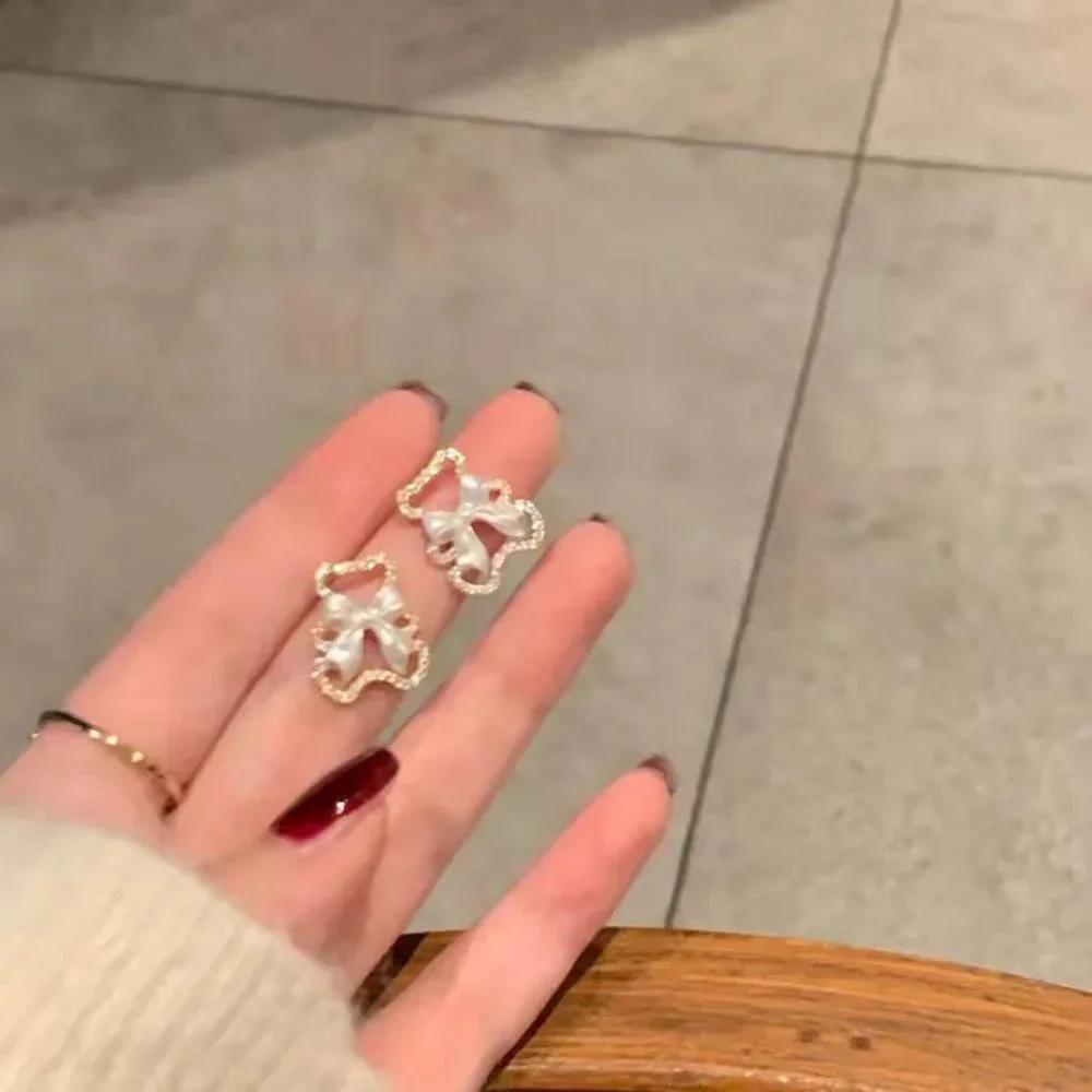 1 Pair Hollow Diamond Studded Earrings Versatile And Versatile Bow Shaped Earrings New Trend 925 Silver Needle Earrings