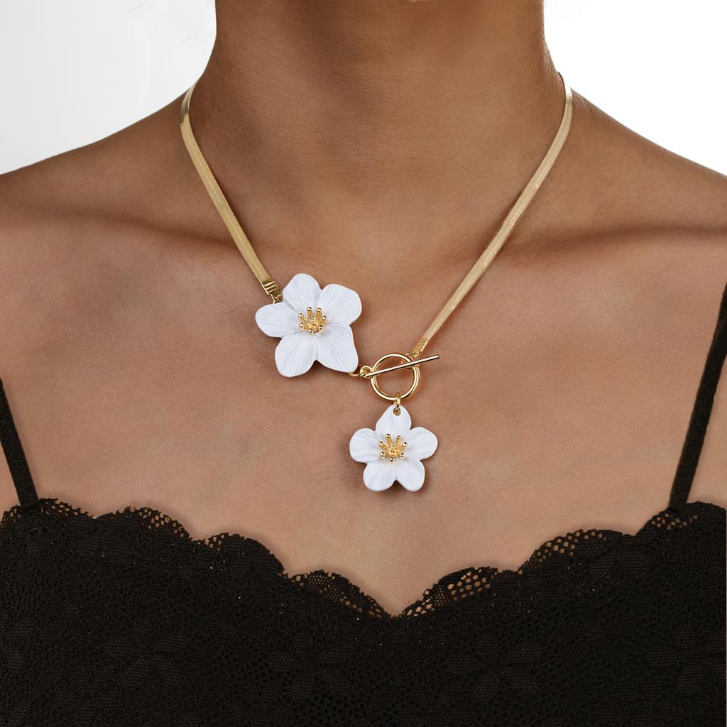 Fashionable and Minimalist Alloy Colorful Flower Pendant Necklace, OT Buckle Snake Bone Chain, Women's Necklace