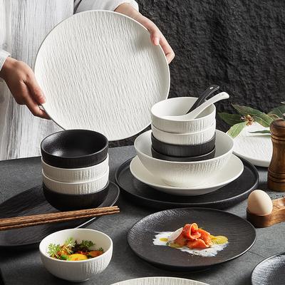 Černobílé keramické nádobí, talíře, talíře, domácí jídelní misky, polévkové mísy, luxusní japonské jídelní sady vysoké kvality.