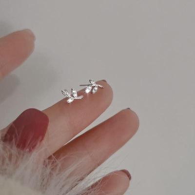 2024 Trendy Licht Luxe Diamant Blad Oorbellen voor Dames: Sprankelend en Elegant Niche Design