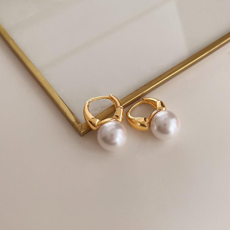 Retro fashion oil-dripping earrings niche temperament medieval style earrings personality high-end pearl earrings