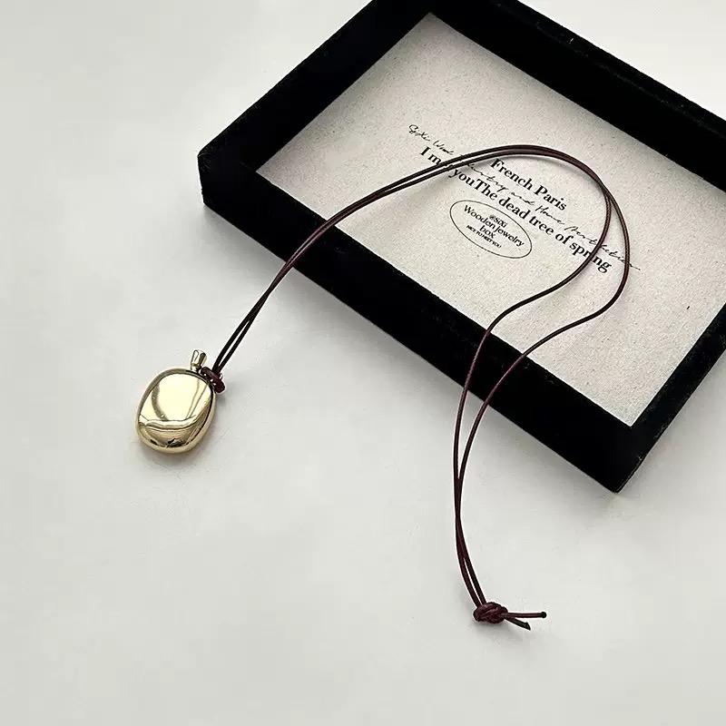 Korean-Style Simple INS Style Wine Jug Pendant Necklace, Personalized Long Sweater Chain Accessory 2025