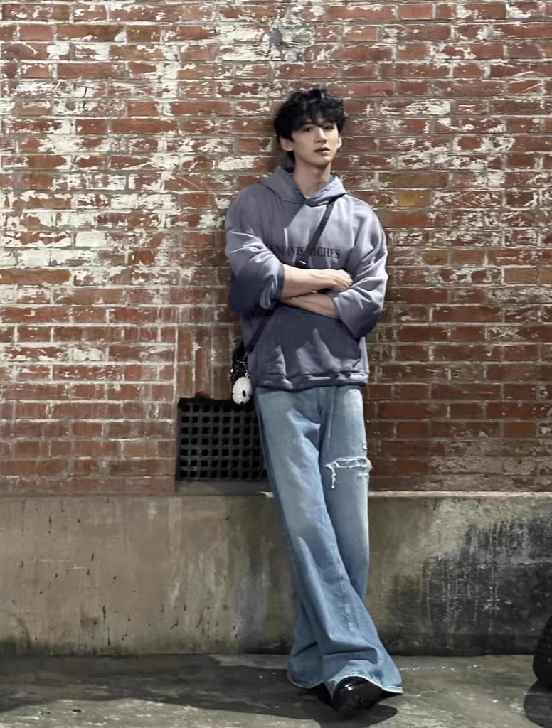 ERD CUOUT Second Gen Melancholy Gradient Blue Aged Hooded Sweatshirt - Bai Jingting Style