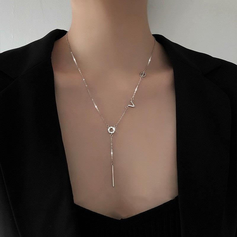 Schickes mehrschichtiges Schmetterlingshalsband - Trendiges Mode-Statement-Stück für Damen
