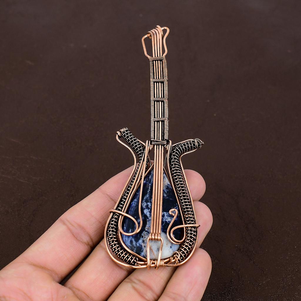 Natürlicher Sodalith Edelstein Handgefertigter Kupferdraht Wickel Gitarrenanhänger 4,53" D0V15