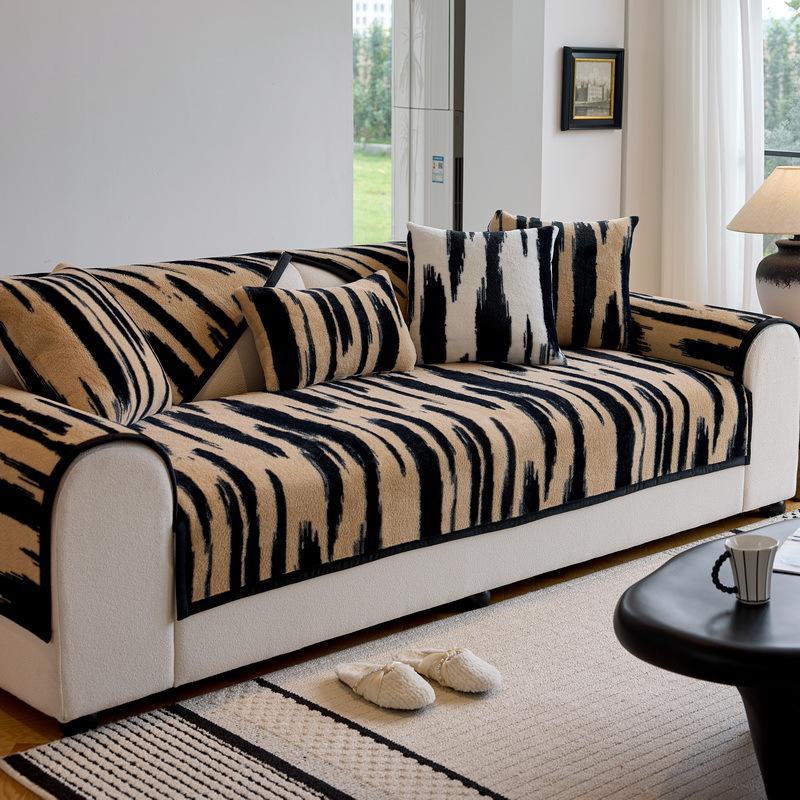 

Black and white advanced rabbit plush sofa cushion autumn and winter seat cushion non-slip leather sofa cover new cover towel 70*70cm