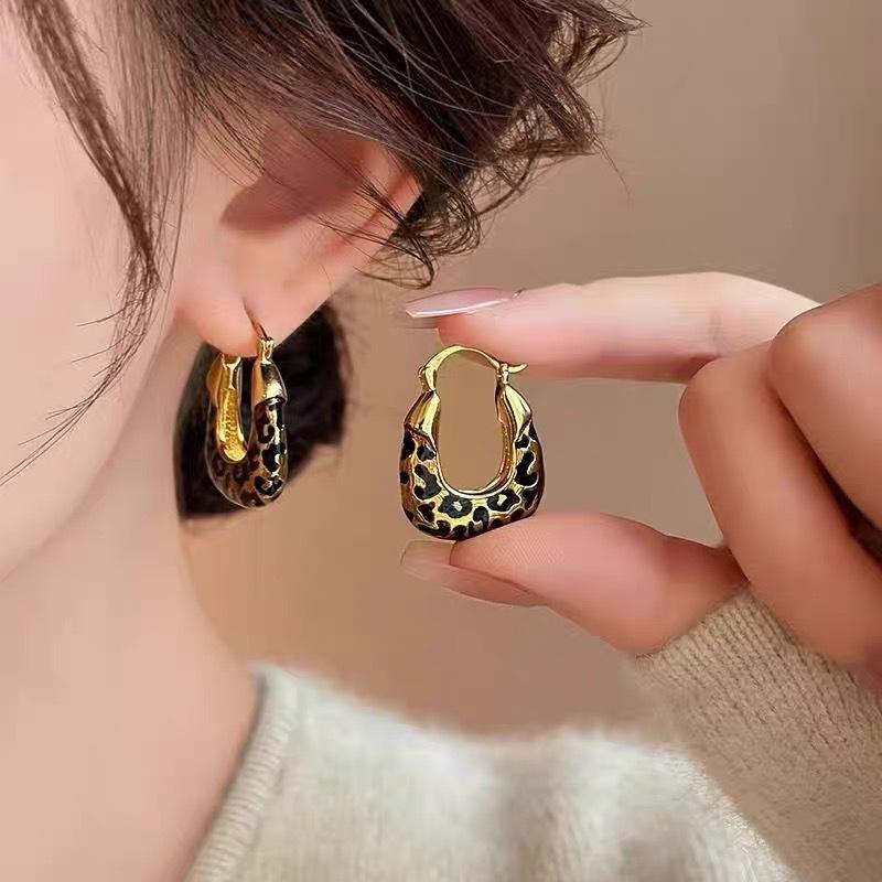 Unique Temperament Earrings for Women, Retro Leopard Print U-shaped Women's Light Luxury High-end Earrings