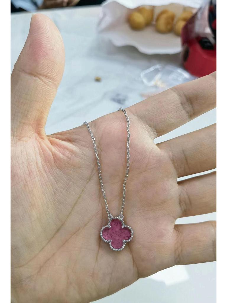 Halskette mit vierblättrigem Kleeblatt, 18 Karat vergoldet, mit Anhänger aus rosenrotem Chalcedon, Achat und weißem Muschelkern für Damen