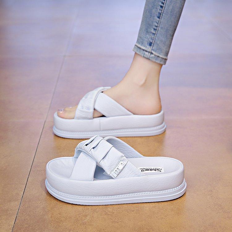 Fairy wind with skirt, thick-soled cool slippers, women's summer wear fashion 2025 new super fire going out beach sandals