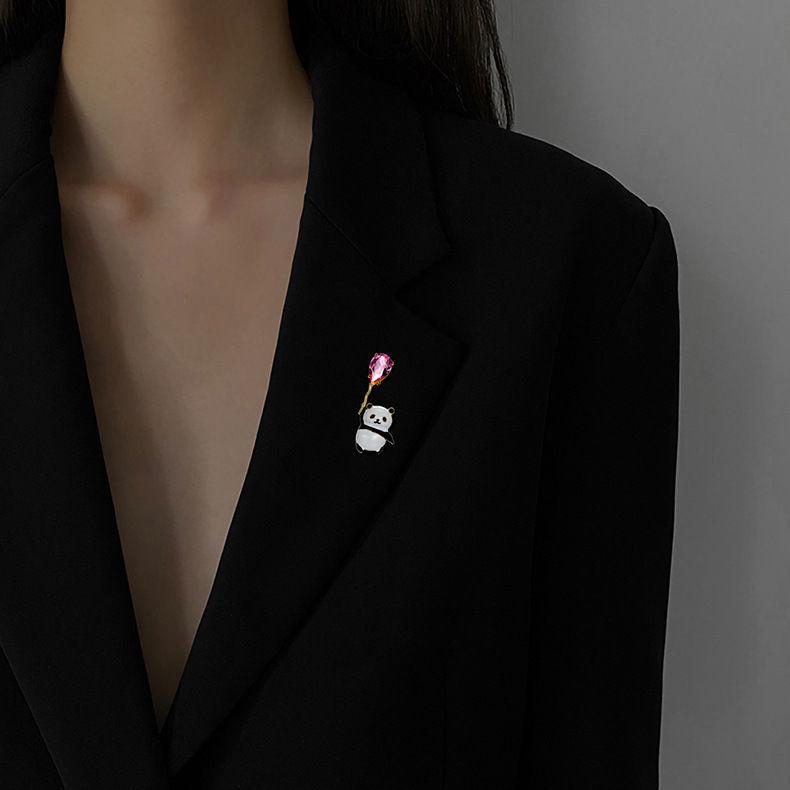 Broches panda mignonnes pour femmes en émail tenant un ballon Animal Party Casual Broches Cadeaux