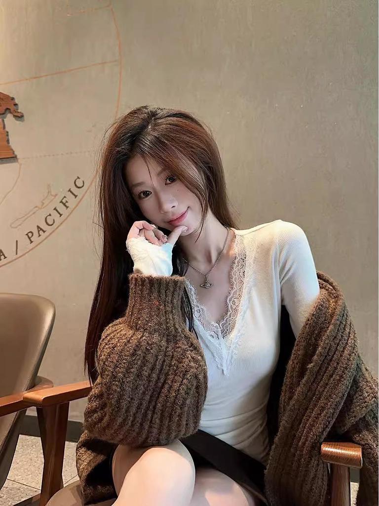 Chic V-Neck Lace Patchwork Long-Sleeve Slim-Fit Korean Style Top for Autumn/Winter