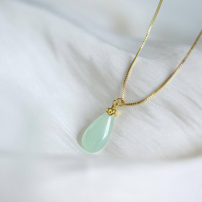 

2024 Ruyi Water Drop Hetian Jade Necklace: Elegant Women s Pendant with Unique Niche Design золотой