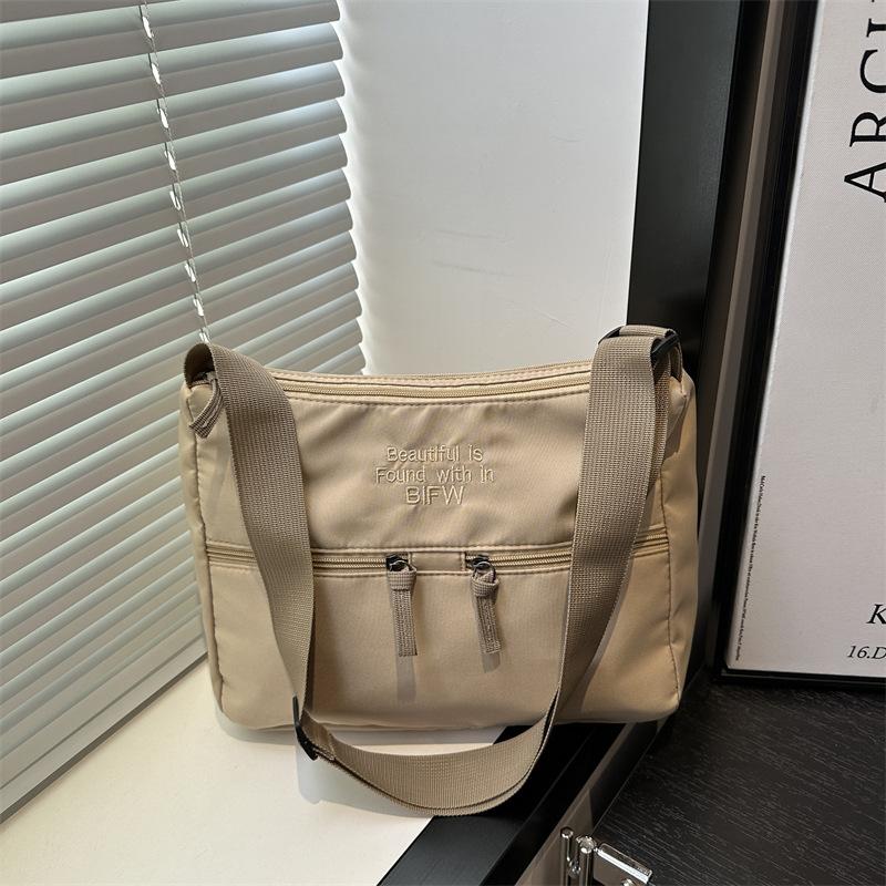 Summer new casual solid color simple and versatile large-capacity shoulder messenger bag, student class commuting tote bag