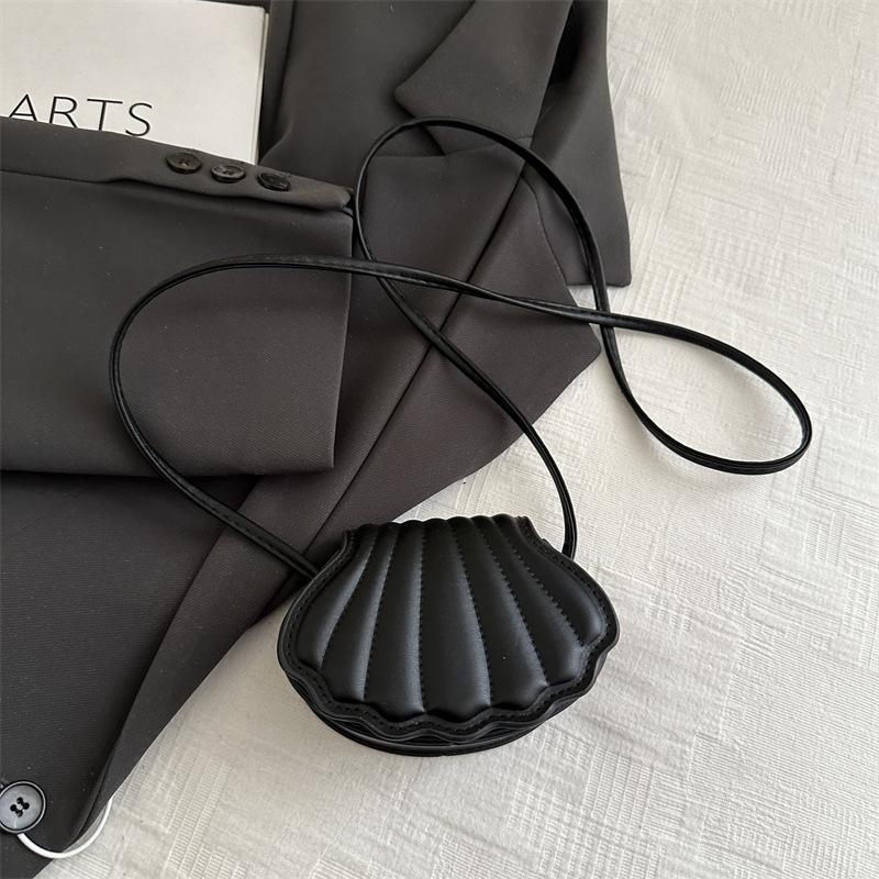 Women's bag niche design 2025 summer new trend fashion casual messenger bag simple shell bag