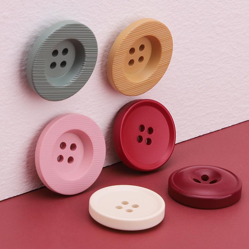 Velký Kulatý 4 Dírkový Pryskyřičný Šicí Knoflík Černý Bílý Červený Knoflíky Scrapbooking Pro DIY Řemesla Oblečení Kabát Svetr Dekor 25/27Mm