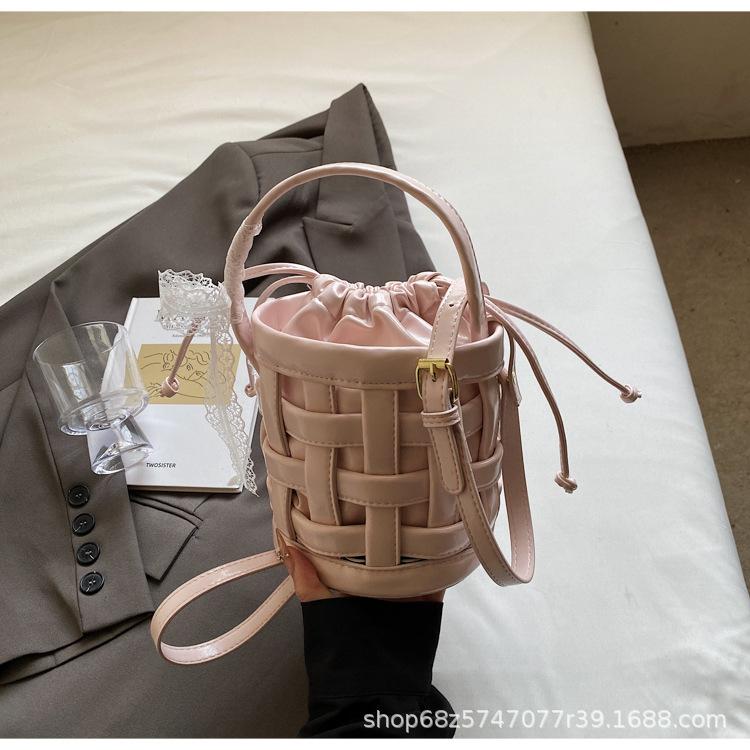 

2025 spring and summer new woven niche hand basket fashionable versatile single shoulder crossbody premium sense commuter bucket bag розовый