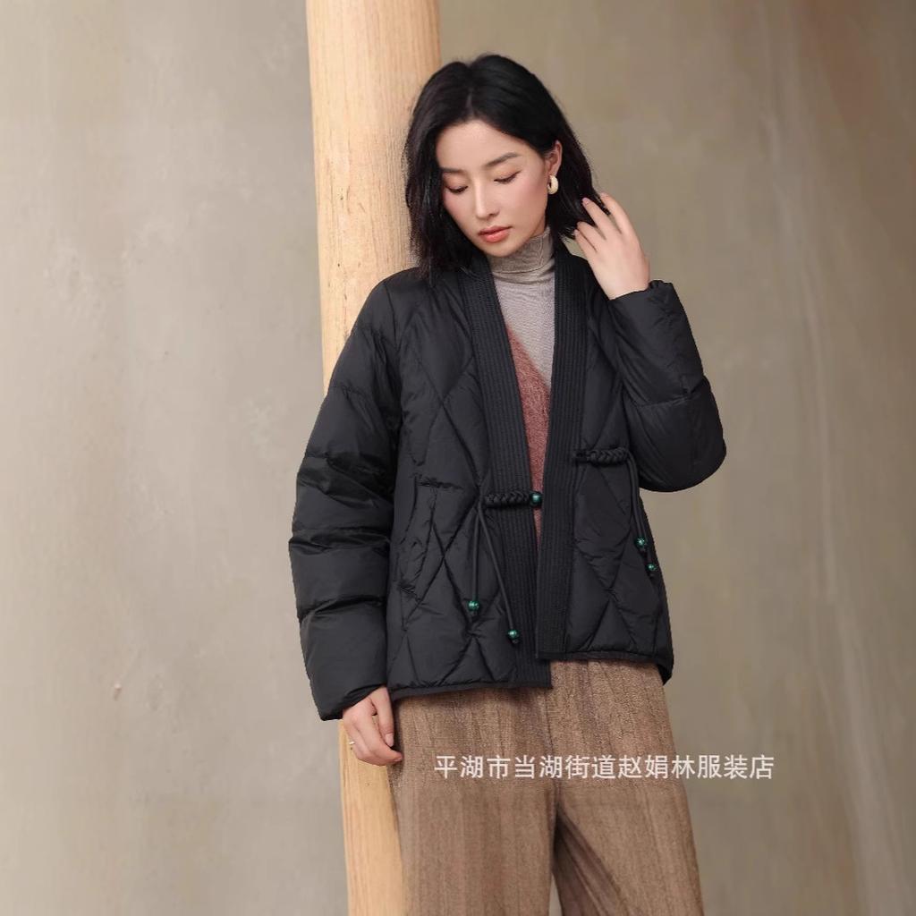 Kong Mi produces a light and retro literary white duck down jacket for women's short temperament fashionable V-neck buckle jacket