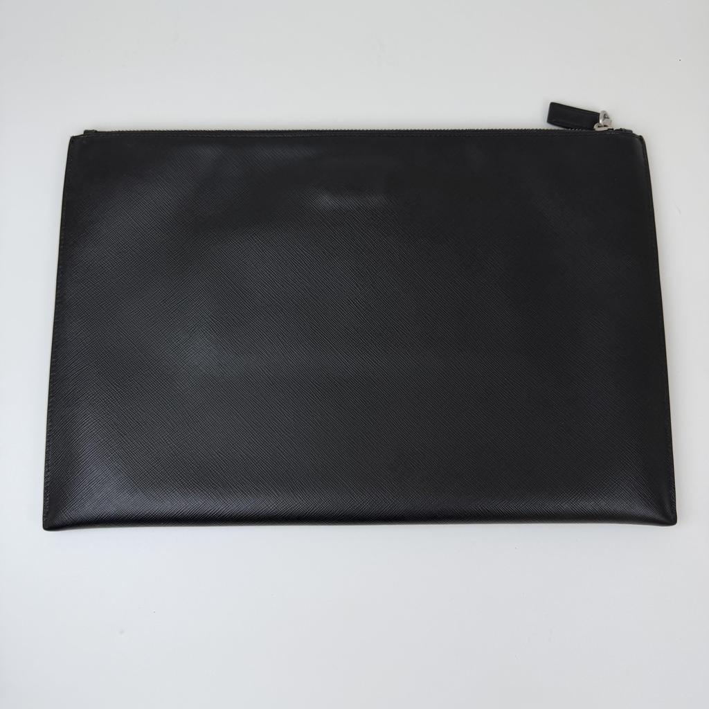 [Gebraucht] Clutch Schwarzes Leder Logo Kreuzschraffur Handtasche Silberne Beschläge - Sehr Gut #1MR3RUN