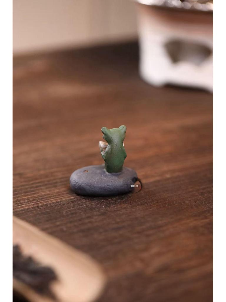 Yixing Zisha Learning Frog Tea Pet: Handmade Creative Frog Figurine Sculpture, Small Ornament for Tea Play.