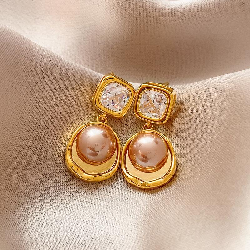 

Сережки-пусети у формі серця «Срібна голка» з кристалами цирконію – Європейська та американська мода високого класу для жінок