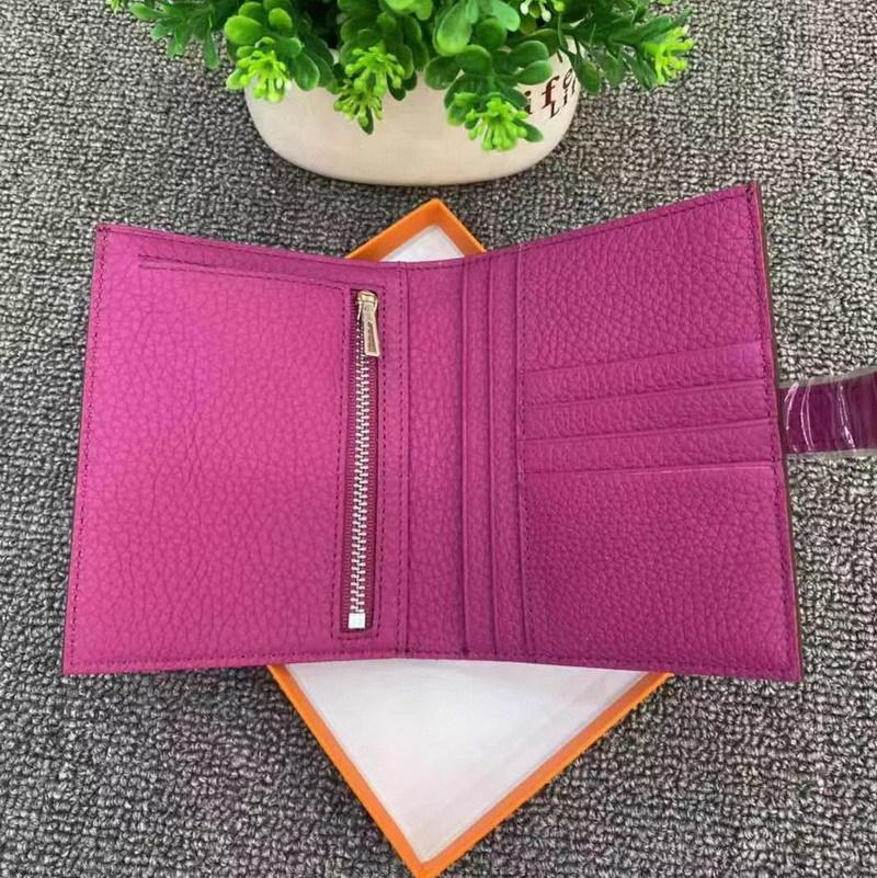 Nuovo Portafoglio Corto in Morbida Pelle di Vacchetta per Donna con Fibbia a Due Pieghe e un Piccolo Cinturino