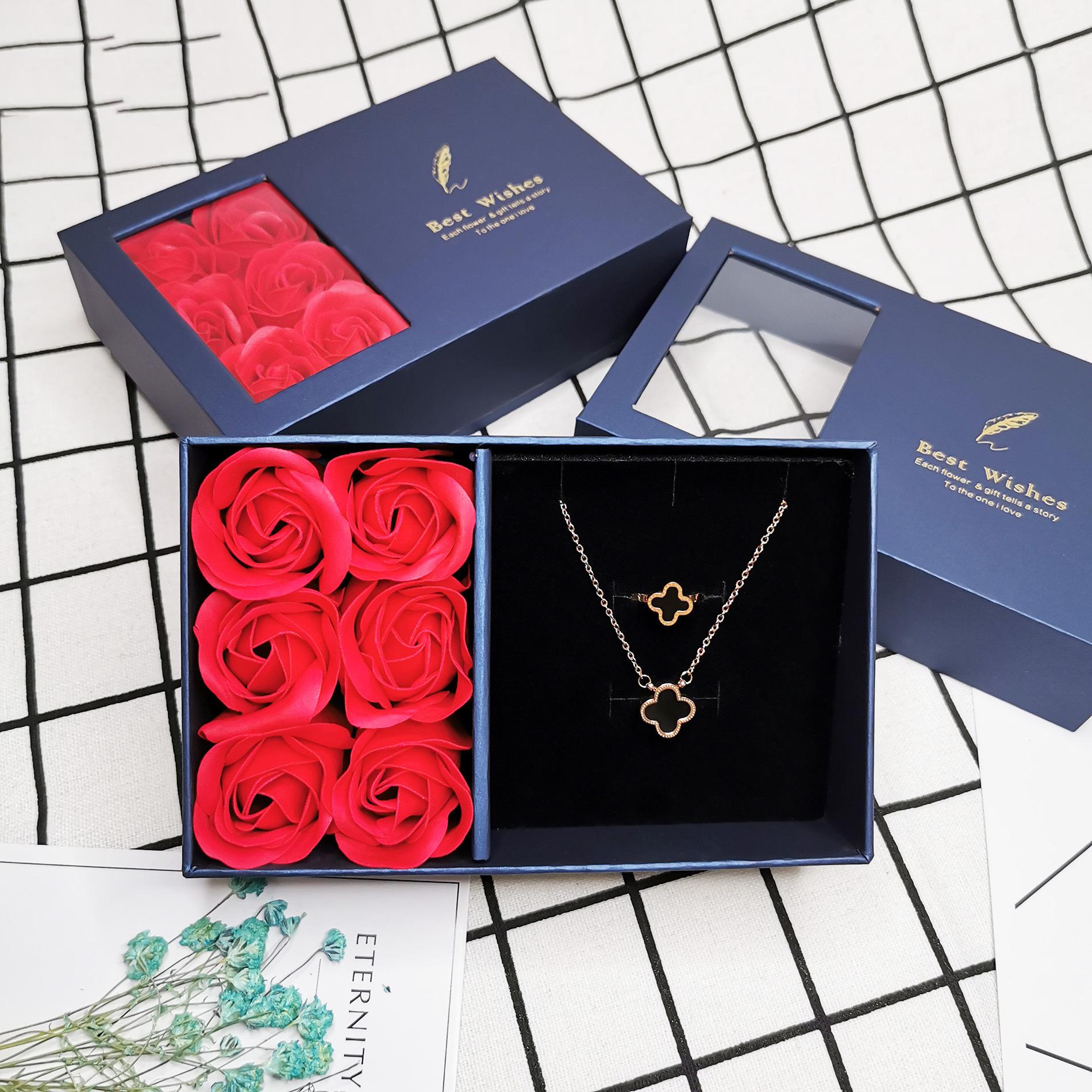 

Подарунковий набір ювелірних виробів Yadu: Включає беруші, срібну тканину, вітальну листівку та колекцію гравюр