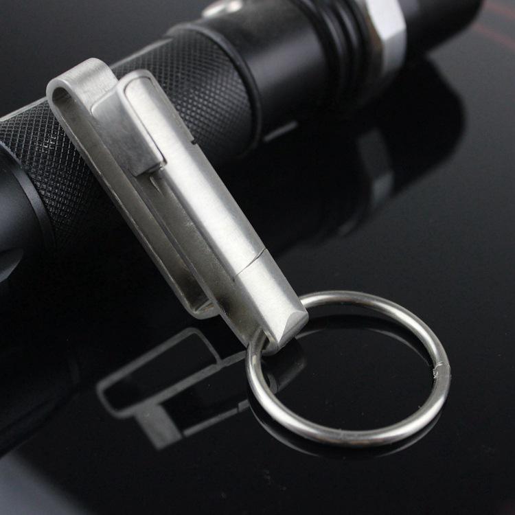 Handgefertigter Edelstahl-Schlüsselanhänger mit Leder-Gürtelschlaufe - Klassisches Sportaccessoire für Herren