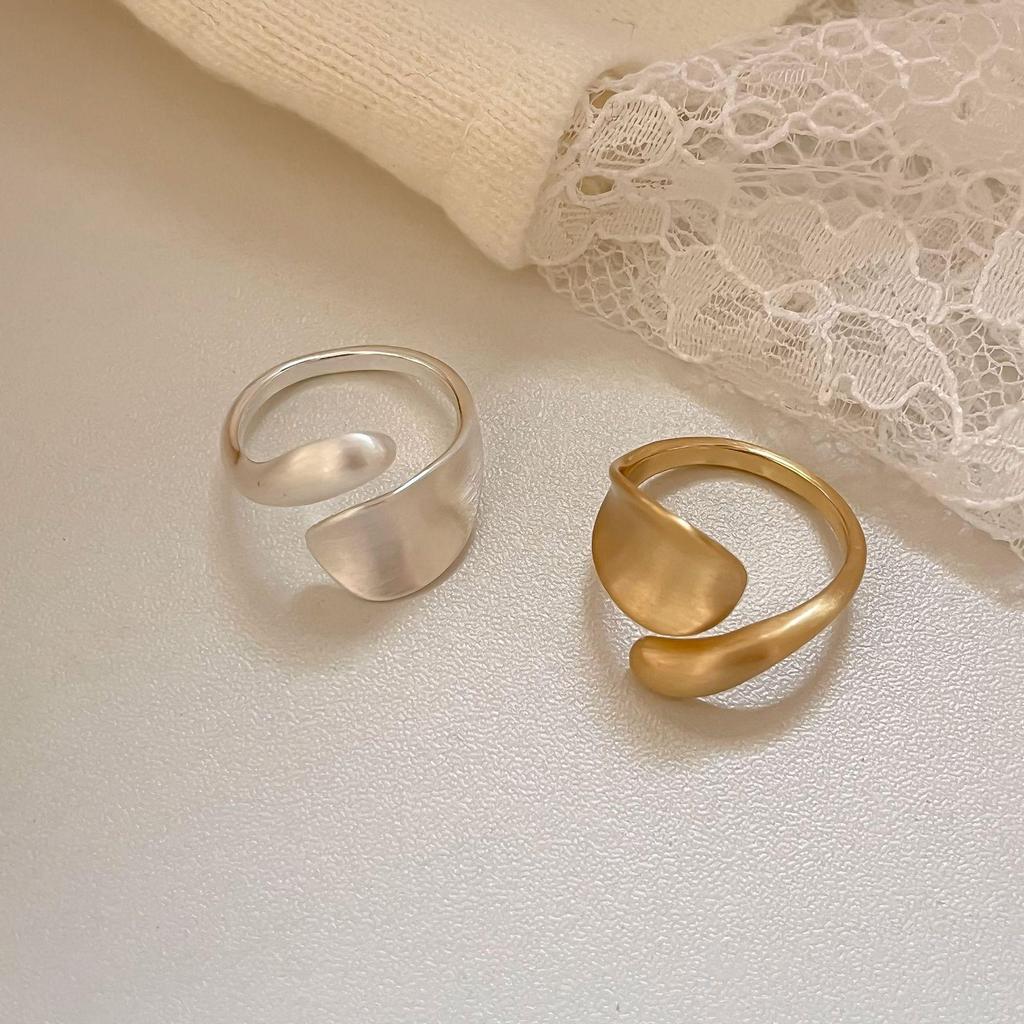 Retro Intertwined Metal Ring for Women - Korean Design