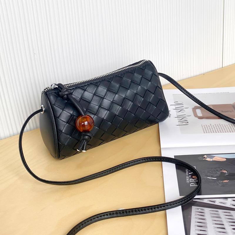 Simple Small Bag Women's New Versatile Shoulder Messenger Bag Women's Woven Leather Women's Bag Mobile Phone Bag