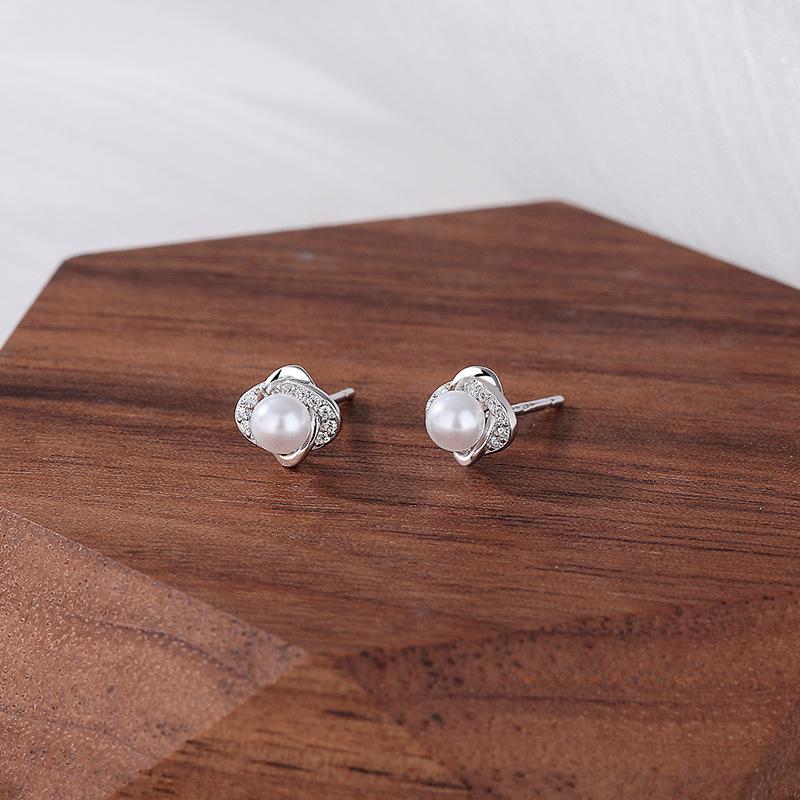 Retro Fashion Temperament Flower Earrings for Women with Exquisite Niche Personality Simple Earrings