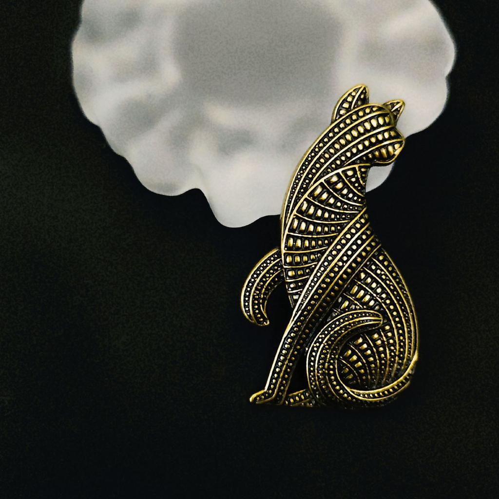 Medieval Brooch Animal Cute Kitten Brooch Versatile for Male and Female Students