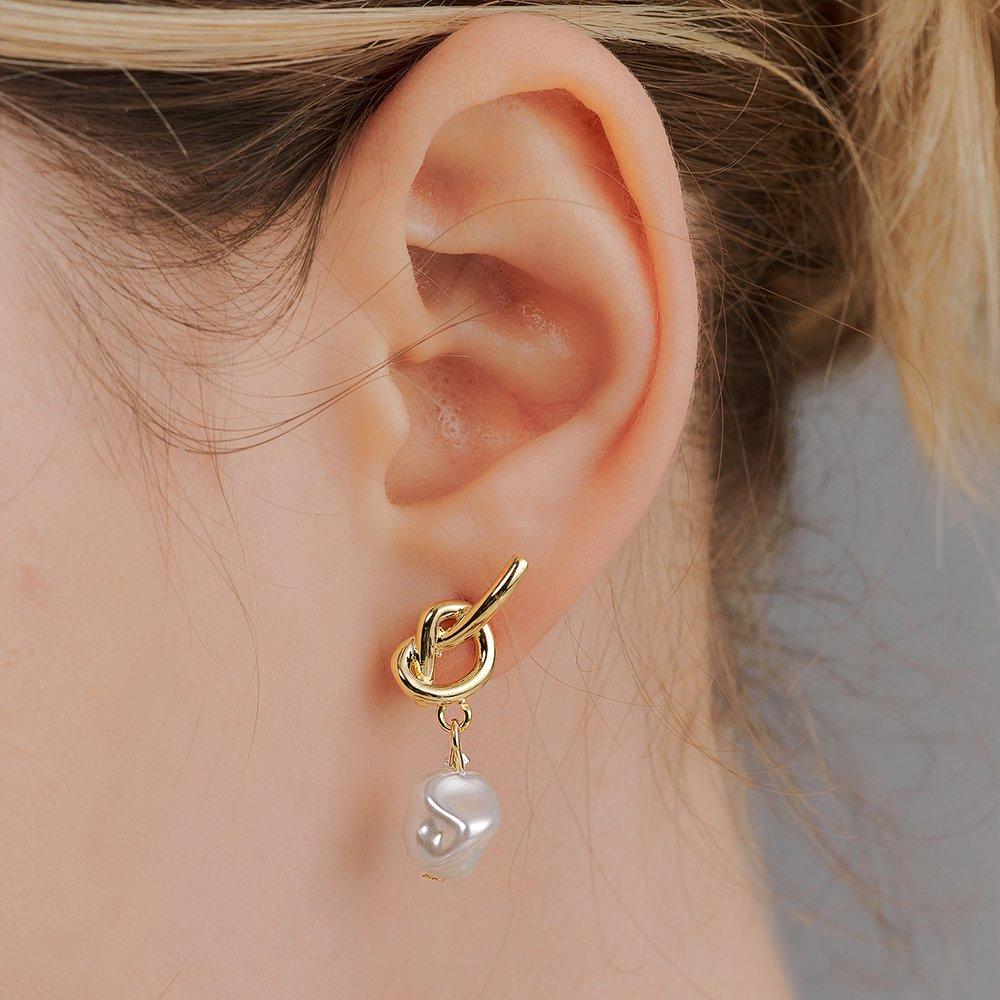 [Hei][Worn by Jang Yoon-ju, Lee Su-hyun, and Lee Su-min] Knot Pearl Post Earrings