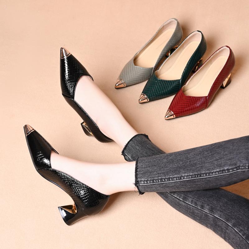 Spetsig temperament grund mun medelhög klack enkla skor damskor högklackade damskor mångsidiga grund mun tjock klack skor