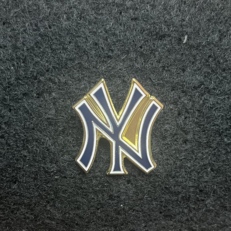 Metal Badge Button Brooch: Boston Red Sox, New York Yankees, Los Angeles Dodgers Magnet