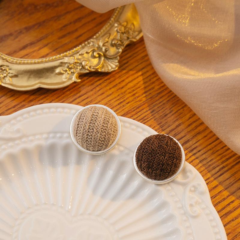 Autumn And Winter Maillard Knitted Wool Square Stud Earrings, Asymmetrical Design, Contrasting Geometric Round Earrings