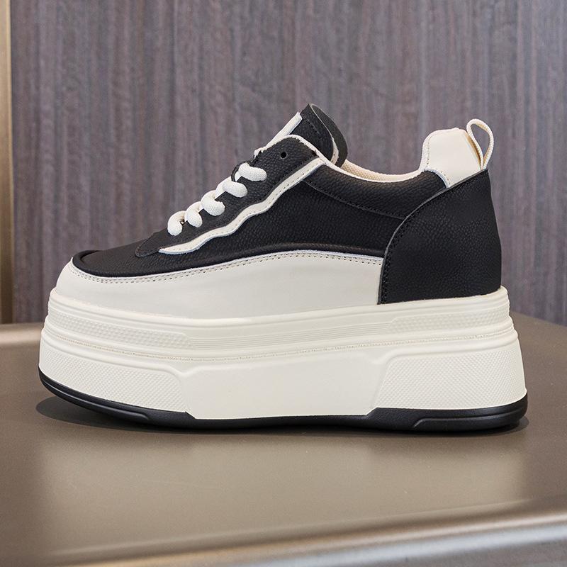 Board shoes 2026 autumn new style sports and leisure versatile thick soled sponge cake women's shoes trend