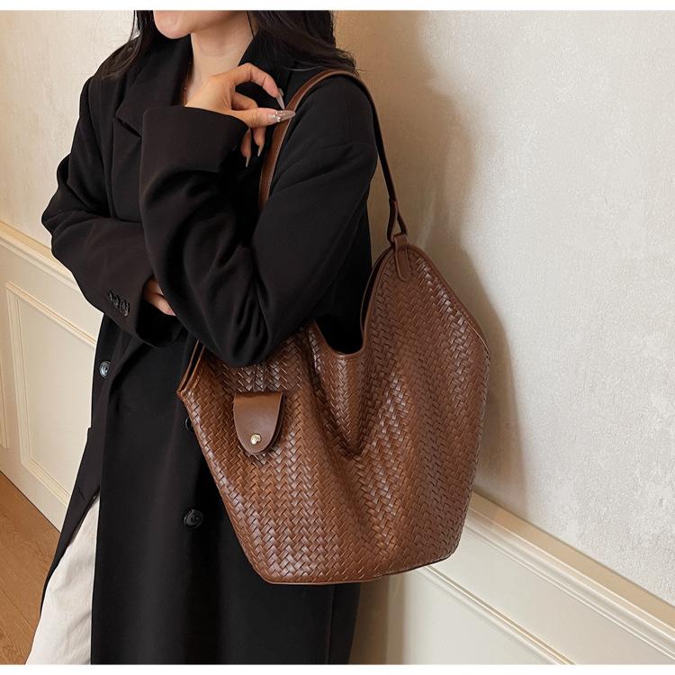 Simple woven pattern underarm tote bag women's autumn tide fashion temperament popular commuter shoulder messenger bag