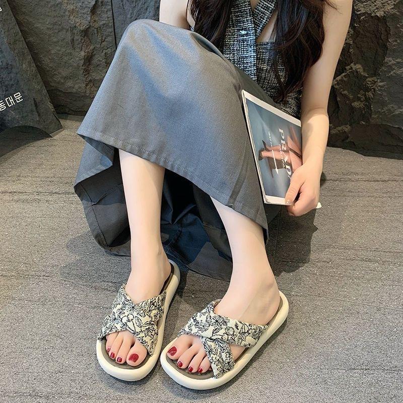 Women's New Anti-skid Bathroom Slippers with Versatile, Fashionable and High-end Feel on The Beach, with A Sponge Bottom