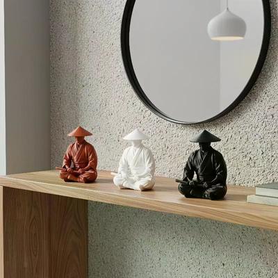 3D-gedruckte meditierende Samurai-Statue mit feiner Detailtextur und mehreren Farben