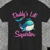 Peinliches Meme Damen T-Shirt, Lustiges Unangemessenes Daddy's Lil Squirter Erwachsenenhemd, Mädelsabend Spiele, Albernes Provokantes Shirt, Witziger Humor für Erwachsene