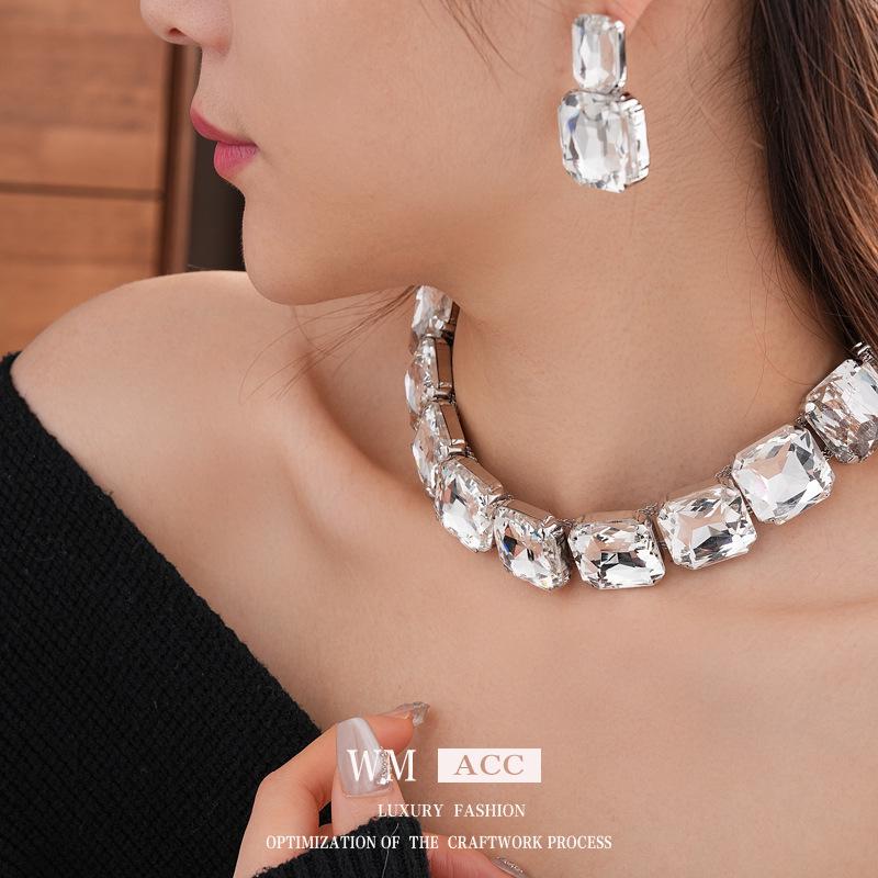 Set di orecchini a lobo quadrati con incastonatura di diamanti e collana: Accessori Formale di Lusso, alla Moda, di Alta Gamma