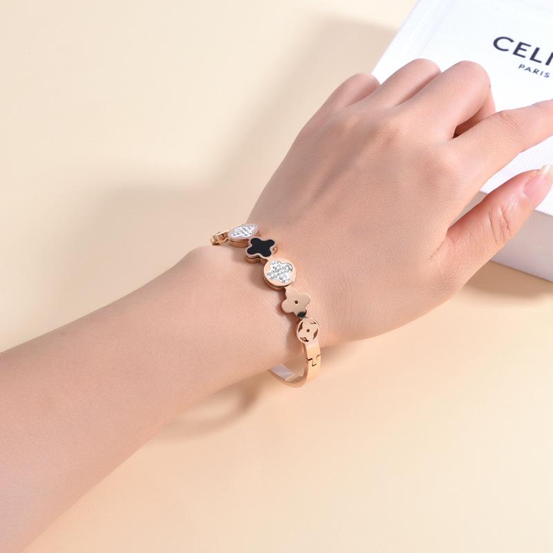 Pulseira de aço inoxidável versátil em ouro rosa, dupla face, trevo de quatro folhas, incrustado com diamantes, design de pulseira aberta, banhado a ouro, não desbota