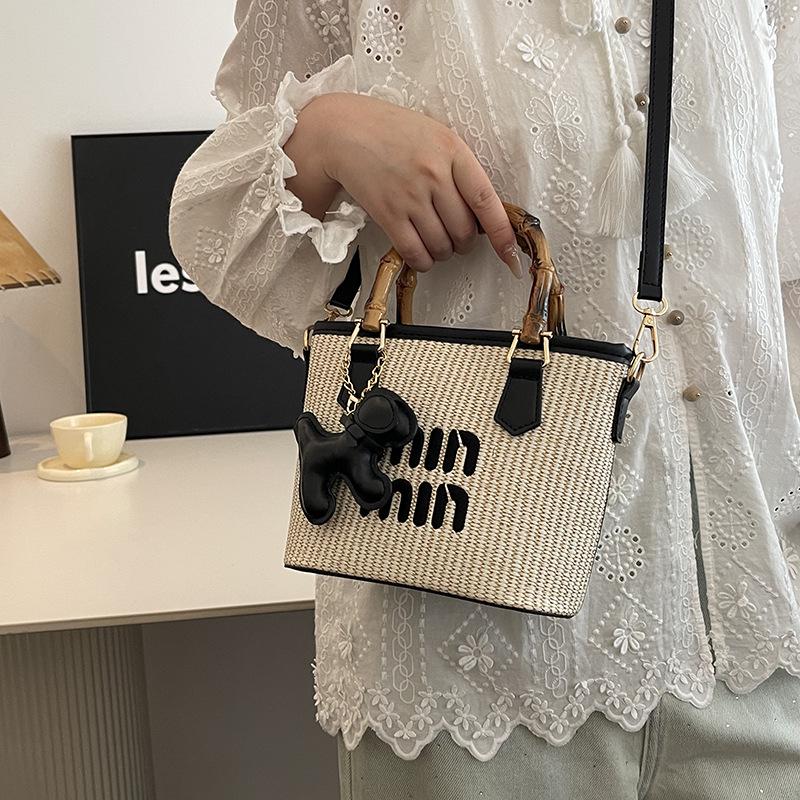 2025 Influencer-Stil Damen gewebte Crossbody Bucket Handtasche für Sommer-Strandurlaube