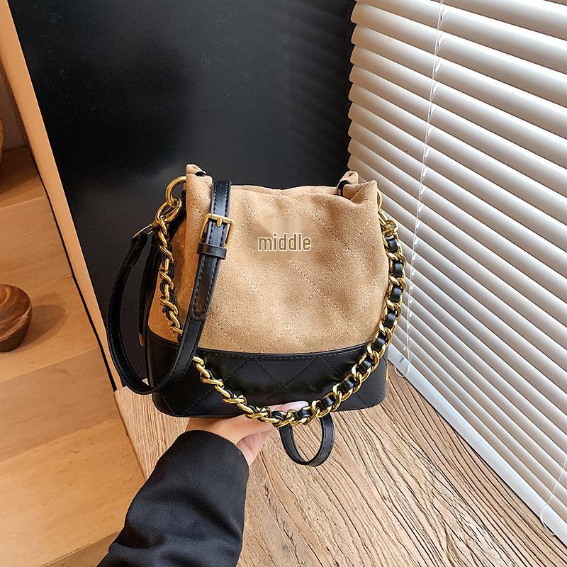 

2025 Осень Ретро Сумка-тоут с цепочкой: Модная сумка-ведро через плечо и кроссбоди большой вместимости 20*10.5*20 cm грязно-белый