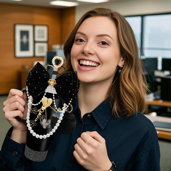 1 Set Tassenhülle Funkelnde Strasssteine Schleife Plüschball Dekoration Kunstperlen Lanyard Tassenzubehör mit Silikonboden-Schutz