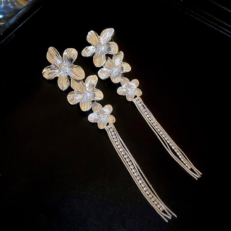 

Серебряные серьги-кисточки с металлическими иглами и цветком, инкрустированные бриллиантами - элегантный и роскошный дизайн