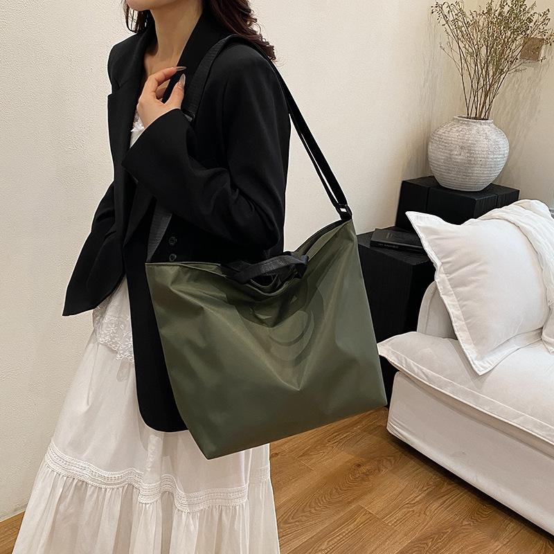 Large Capacity Tote Bag Women's Summer 2025 New Simple and Versatile Handbag Shoulder Messenger Bag
