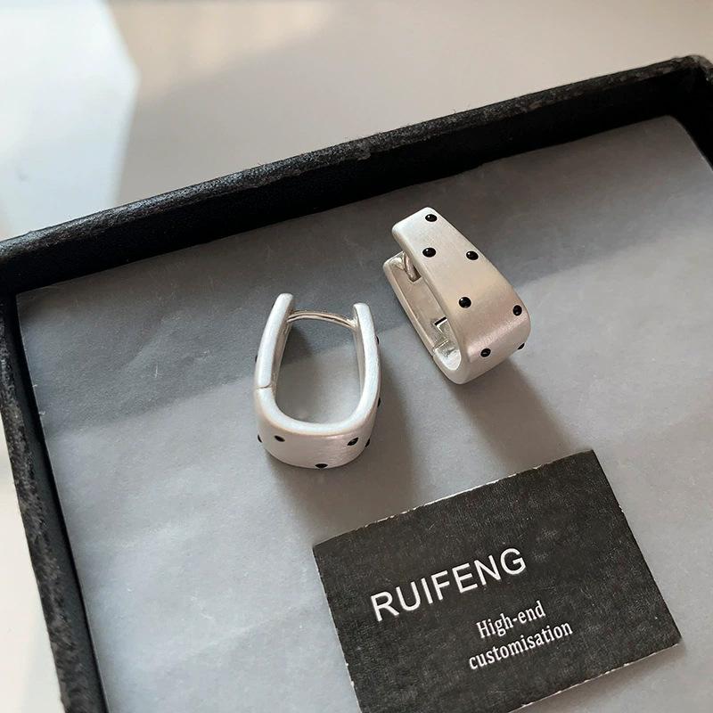 Korean texture brushed black small polka dot metal earrings, earrings, simple ear buckle earrings.