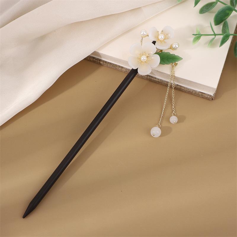 Ebony Style Tassel Hairpin: Vintage Wooden Hair Accessory for Women, Perfect for Simple Updos and Ancient Costume Adornments